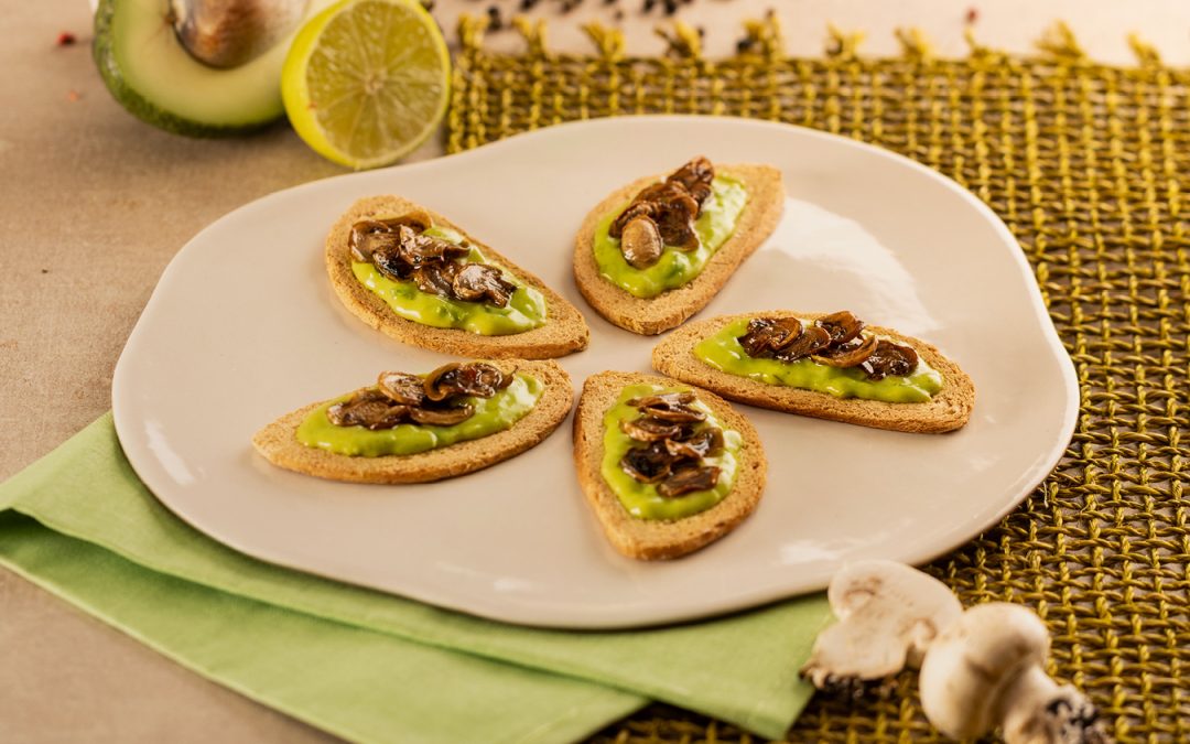 Crema di avocado e champignon saltati con Crostino Dorato Multicereali