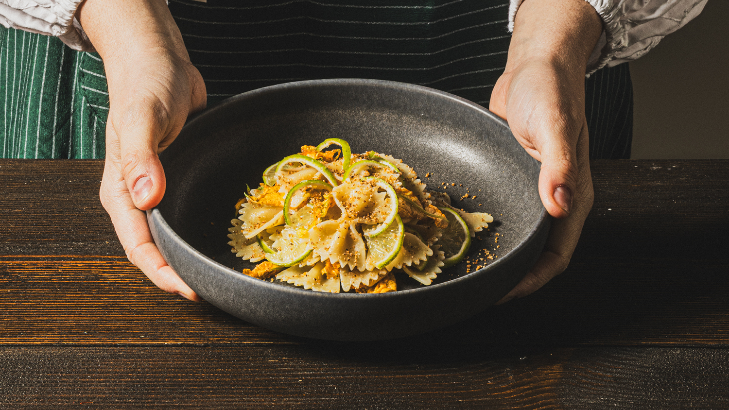 Farfalle con fiori di zucca, lime e bottarga