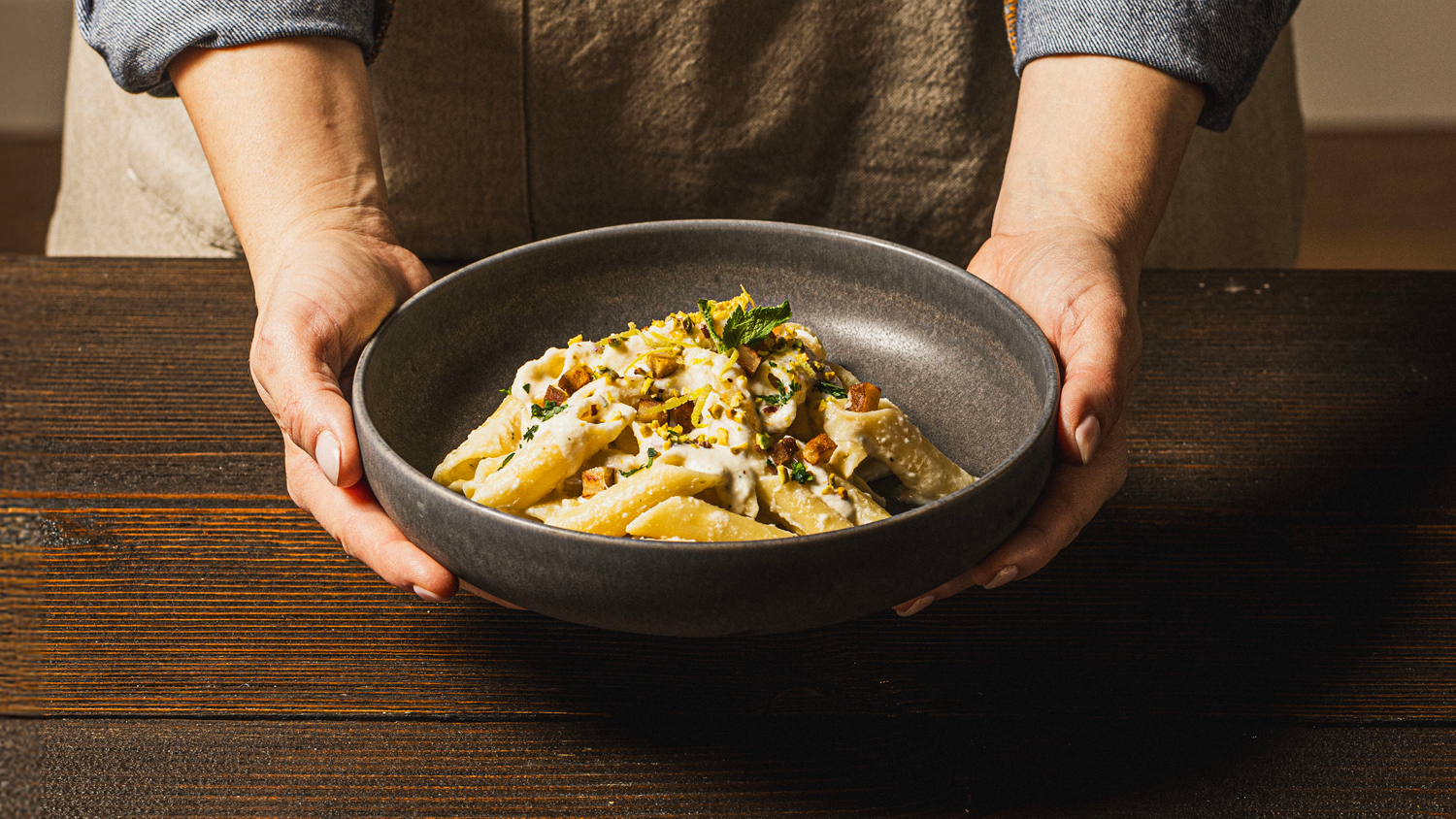 Pennoni con crema di carciofi, seitan croccante e pistacchi