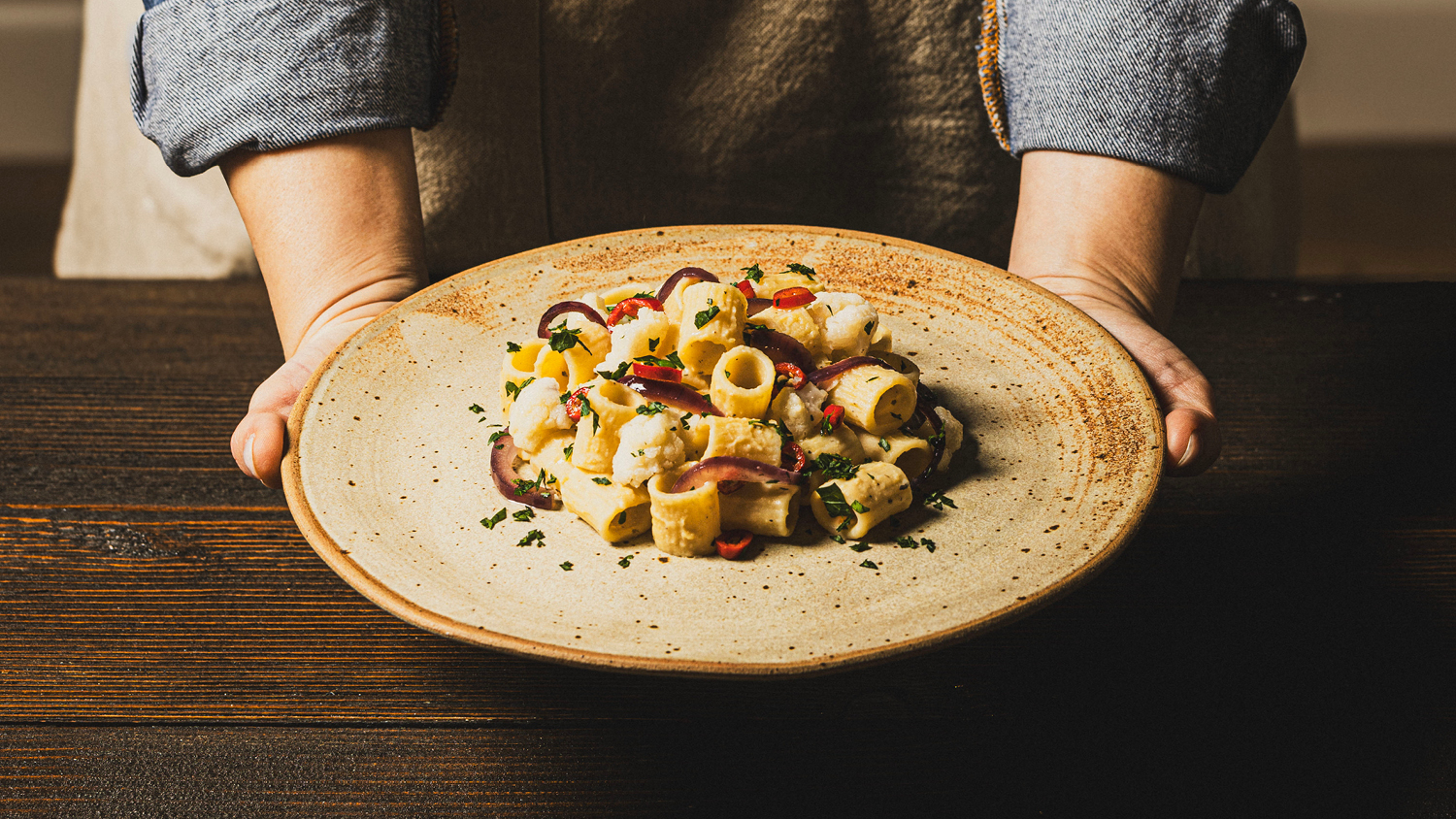 MEZZI RIGATONI CON CAVOLFIORE PICCANTE E HUMMUS ALLE ERBE